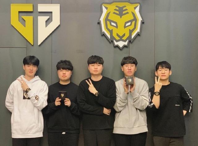 年轻队伍的 年轻队伍的